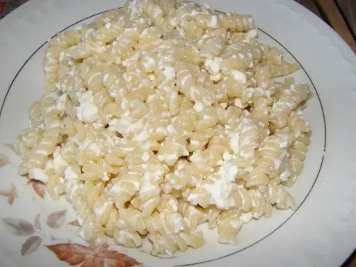 Fusilli z twarogiem, proste i pyszne danie. Makaron z twarogiem, idealny na szybki obiad lub kolację.