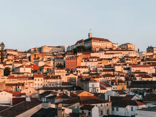 Blick auf die malerische Altstadt von Coimbra im warmen Abendlicht. Entdecke Coimbra Geheimtipps abseits der Touristenpfade.