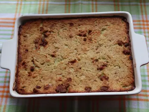 Złocista babka ziemniaczana prosto z piekarnika, pachnąca jak u babci. Idealna na obiad.