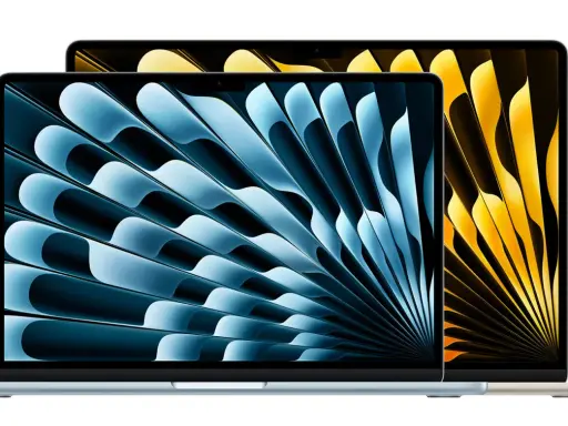 Dwa nowe MacBooki Air, jeden z niebieskim, drugi z żółtym wzorem na ekranie, gotowe do pracy.