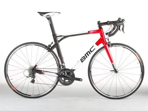 BMC Roadracer SL01 Rennrad in Rot und Weiß, bereit für die nächste Ausfahrt.
