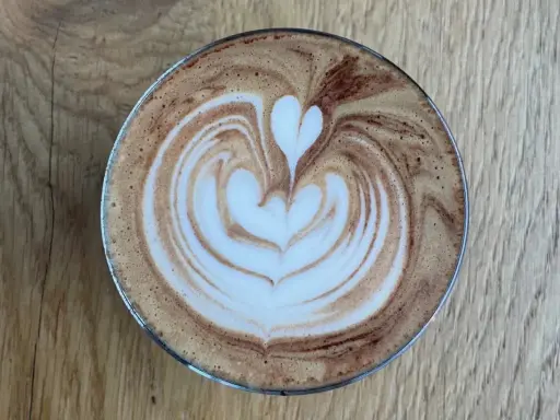 Ein Latte Macchiato mit Herz-Latte-Art, perfekt für Ihre caffè mocha rezepte.