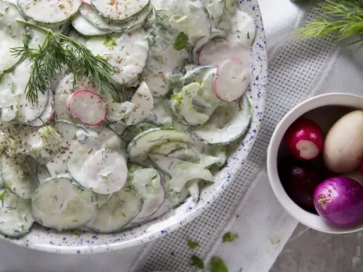 Salade de concombre à la crème : ma recette fraîcheur anti-flotte !