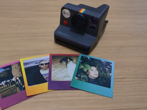 Polaroid Now e foto stampate: scopri come funziona una polaroid con scatti di persone, gatti e paesaggi.