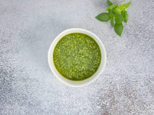 Frisches Basilikum und ein Schälchen mit selbstgemachtem Pesto. Ein einfaches Pesto Rezept für Pasta.