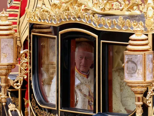 Król Karol III w złotej karocy, symbolizujący jego panowanie. Król karo znaczenie jest widoczne w jego dostojnym wyglądzie.