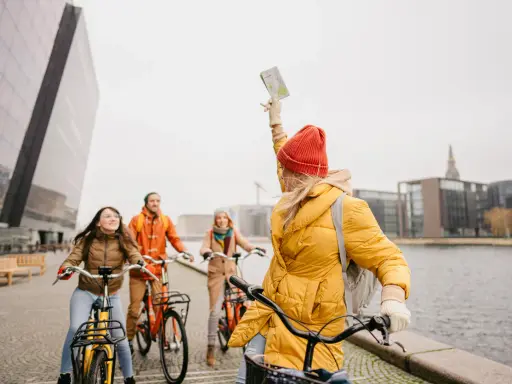 Amici esplorano Copenaghen in bicicletta, godendosi la libertà di muoversi con le biciclette gratis.