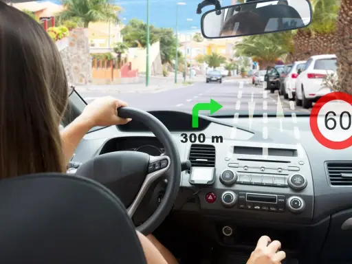 System rozpoznawania znaków drogowych pokazuje skręt w prawo za 300 m i ograniczenie prędkości do 60 km/h.