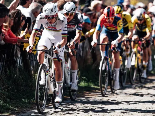 Radprofis kämpfen auf Kopfsteinpflaster um die Vorherrschaft. Ein Moment, der die Geschichte der Monumente des Radsports schreibt.