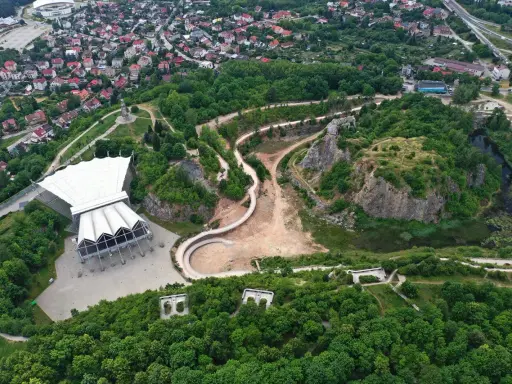 Amfiteatr Kadzielnia w Kielcach, idealne miejsce, by zobaczyć, co zwiedzić w świętokrzyskim. Wspaniałe widoki i ciekawe zakątki.