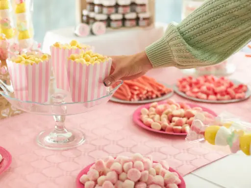 Mesa llena de dulces y palomitas, ¡ideas para mesas de chuches que encantan a todos!