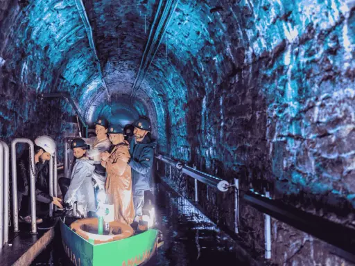 Podziemna łódź w kopalni w Gliwicach. Nietypowe atrakcje dla całej rodziny w mrocznym tunelu.