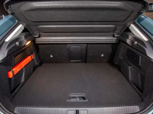 Maletero Citroën C4 vacío, con el triángulo de emergencia naranja visible a la izquierda. Espacio de carga listo para tus aventuras.