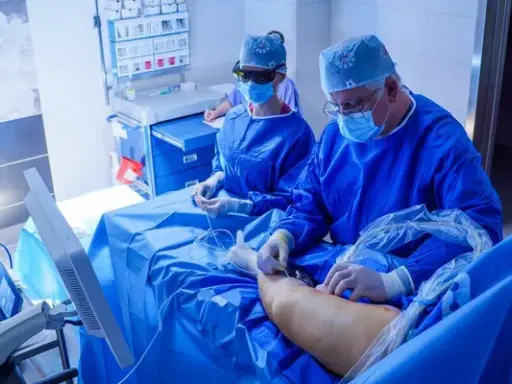 Żylaki: Jakiego lekarza wybrać? Flebolog, angiolog, chirurg