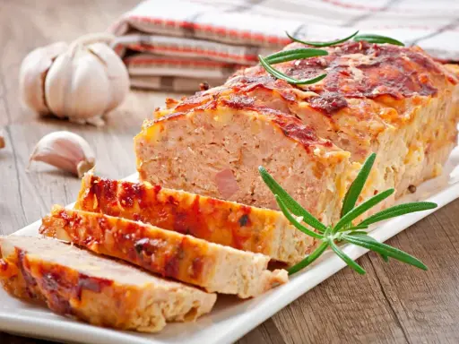 Tradycyjny klops, pokrojony na plastry, z czosnkiem i rozmarynem. Idealny przepis na obiad.