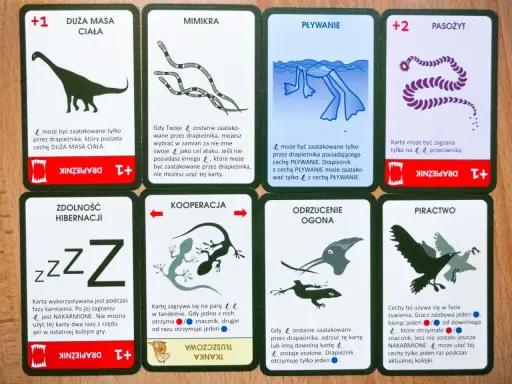 Karty z gry o ewolucji: Duża masa ciała, Mimikra, Pływanie, Pasożyt, Zdolność hibernacji, Kooperacja, Odrzucenie ogona, Piractwo.