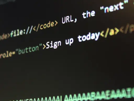 Kod HTML z pochyłą czcionką: "Sign up today" jako przycisk.