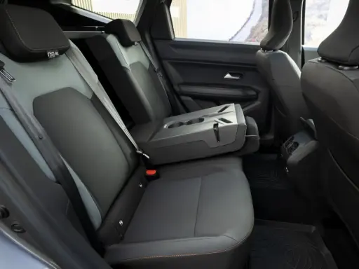 Interni Dacia Bigster: sedili posteriori in tessuto grigio e nero, bracciolo centrale ribaltabile con portabicchieri.