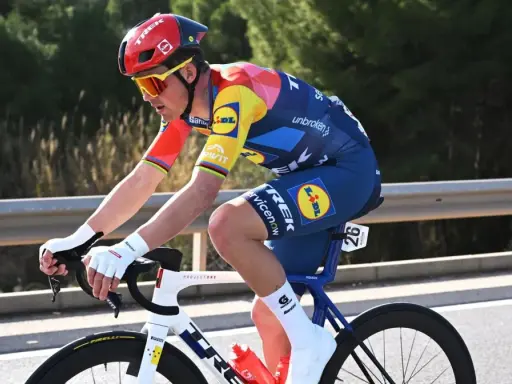 Mads Pedersen im Lidl-Trikot auf seinem Trek-Rennrad, konzentriert auf der Straße.