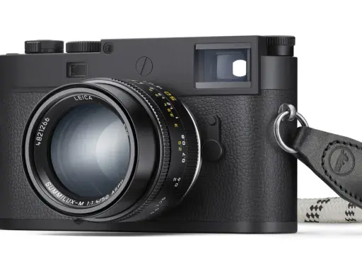 Leica M11 Monochrom, cámara negra con lente Summilux-M 50mm f/1.4 y correa de cuero.
