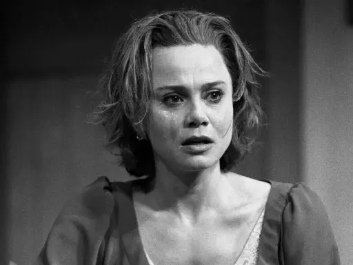 Lena Olin med tårar i ögonen, en känslosam scen från filmer med Lena Olin.