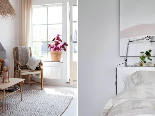 Mysigt litet rum med soffa, fåtölj, soffbord och en stor fönster. Bredvid syns en säng med randigt påslakan.