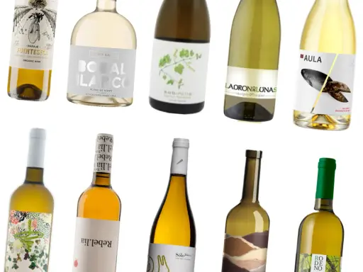 Varias botellas de vino blanco, algunas con etiquetas que sugieren los mejores vinos Utiel-Requena, como Bodal Blanco y Fuentesecca.