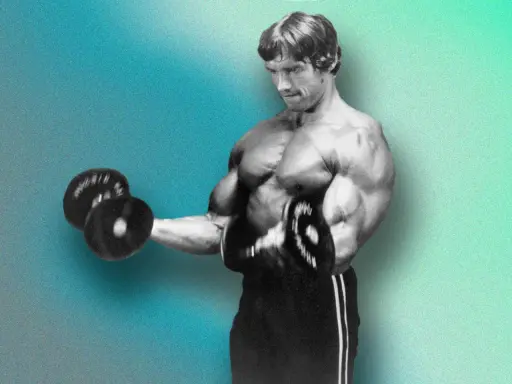 Arnold Schwarzenegger beim Bizeps-Training. Er macht konzentrierte Wiederholungen für sein Hypertrophietraining.