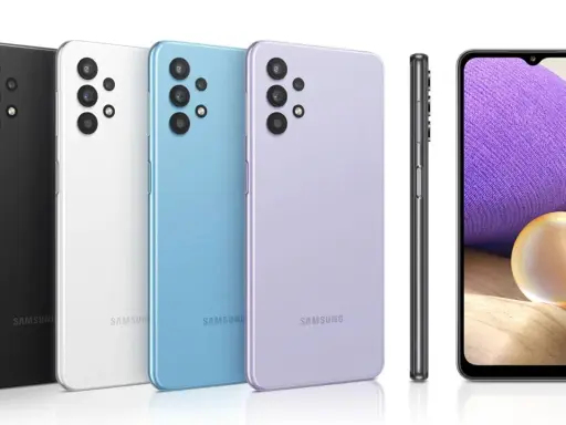 Cztery telefony Samsung Galaxy A32 w kolorach czarnym, białym, niebieskim i fioletowym.