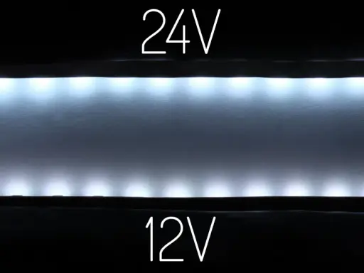 Porównanie jasności taśm led 12V i 24V. Górna taśma 24V świeci jaśniej niż dolna 12V.