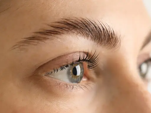 Un œil et un sourcil bien définis. Le secret pour savoir comment faire pousser ses sourcils en 1 nuit ? Une routine beauté ciblée.
