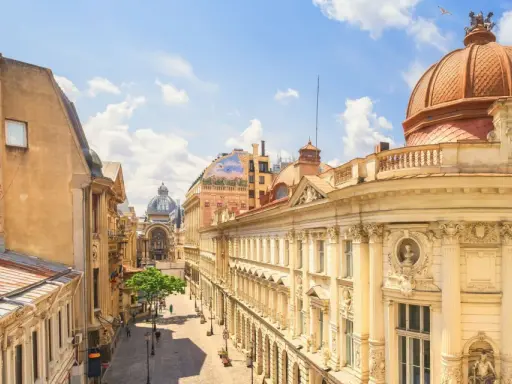 Urokliwa ulica z zabytkową architekturą i kopułą. Idealne miejsce, gdzie polecieć na weekend, by poczuć klimat miasta.