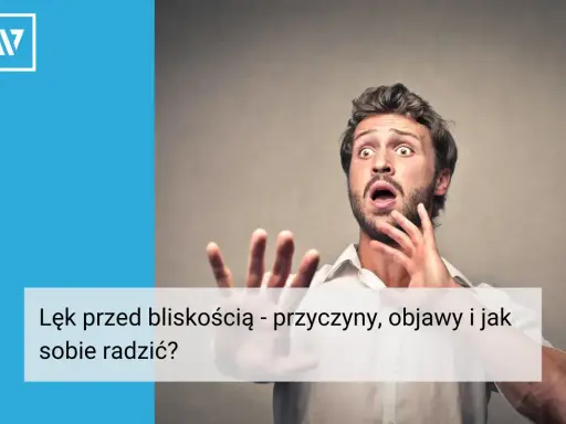 Przerażony mężczyzna z otwartymi dłońmi, symbolizujący lęk przed bliskością.