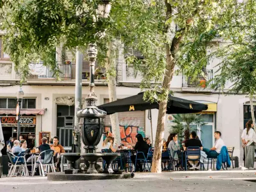Gemütliche Straßencafés in Barcelona, perfekt für eine entspannte Pause bei deinem Städtetrip. Genieße das Flair der Stadt, auch wenn du nur Barcelona in 2 Tagen erkundest.