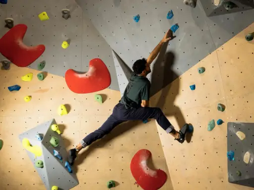 Wspinacz na ściance używa magnezji, co to jest? To proszek poprawiający chwyt, niezbędny w boulderingu.
