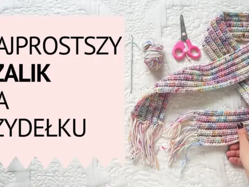Kolorowy szal na szydełku, gotowy do noszenia. Widać też kłębek włóczki, szydełko i nożyczki.