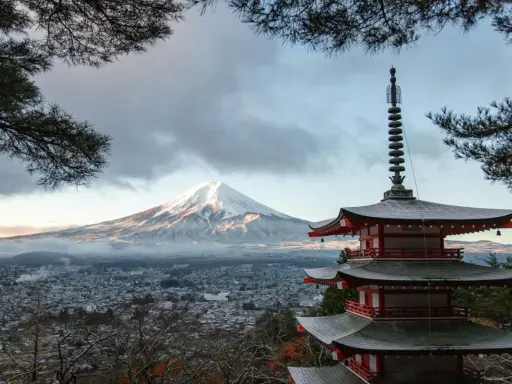 Vacker vy av Fuji med pagod i förgrunden. En påminnelse om att vaccin Japan är viktigt för resan.
