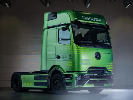 Camión verde brillante Mercedes eActros 600, "CHARGED TO CHANGE", listo para revolucionar el transporte.