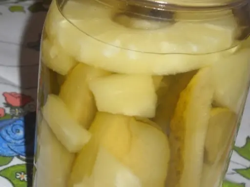 Słoik z ogórkami i ananasem, idealny na zimę. Słodko-kwaśny smak dla odważnych.