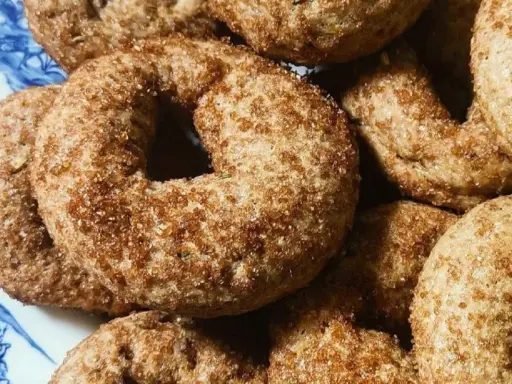 Dolci anelli con zucchero di canna e spezie, perfetti per scoprire cosa mangiare in Umbria.
