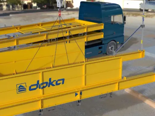 Montaje de una plataforma de descarga obra con vigas amarillas y un camión azul.