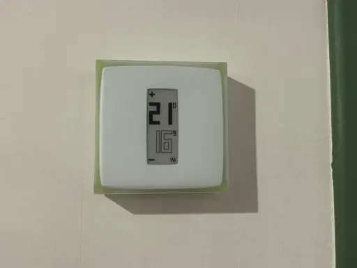 Thermostat Netatmo avis : 21°C affichés, 16°C ambiant. Confort thermique assuré.