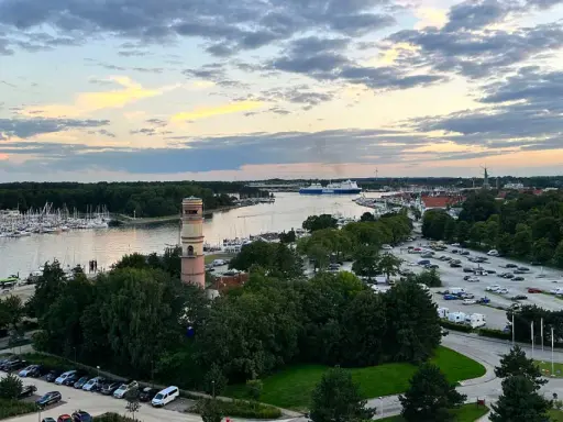 Hafen mit Yachten, Leuchtturm und Fähre. Perfekte reiseziele oktober deutschland für einen maritimen Ausflug.
