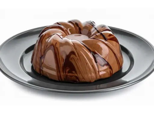 Deliziosa bavarese al cioccolato con glassatura lucida e striature di cioccolato fondente su piatto scuro.