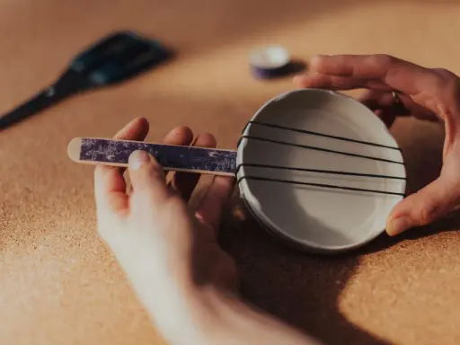 Jak zrobić instrument muzyczny do szkoły? Proste, z gumek i talerzyka.