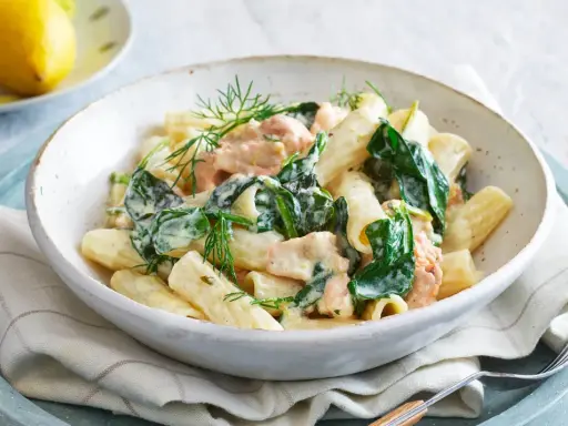 Krämig laxpasta med spenat och dill, ett perfekt laxpasta recept för en snabb och god middag.