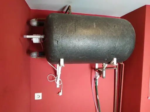 Bojler elektryczny z widocznym zaworem bezpieczeństwa i termometrem. Podłączenie bojler elektryczny zawór jest kluczowe dla bezpieczeństwa.