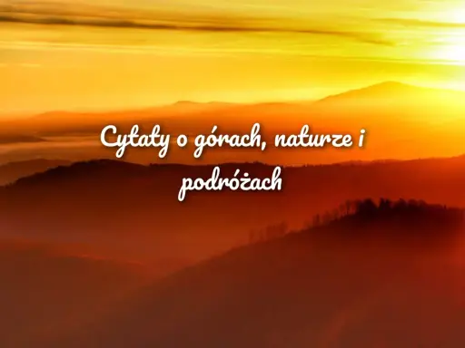 Zachód słońca nad mglistymi górami z białym napisem "Cytaty o górach, naturze i podróżach".