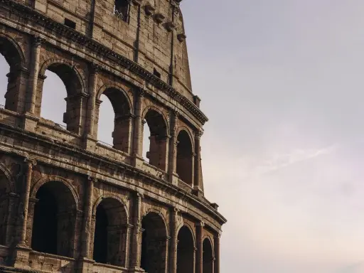Il Colosseo, con i suoi imponenti archi, fa immaginare quanti posti aveva per accogliere migliaia di spettatori.
