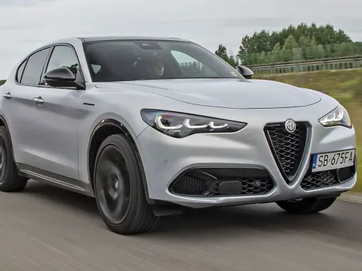 Srebrny Alfa Romeo Stelvio w ruchu. Sprawdź aktualną alfa romeo stelvio cena i wybierz swój wymarzony SUV.